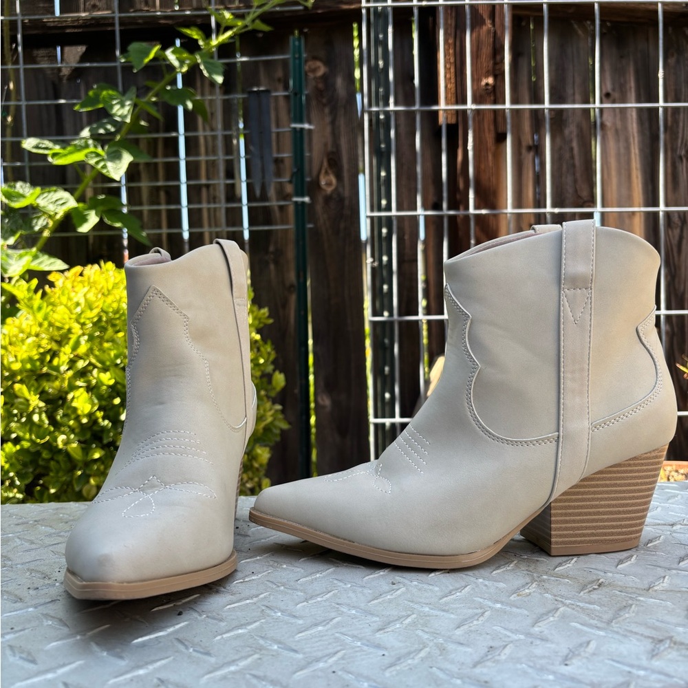 Elegant Cream Western Ankle Boots - Picture 4 of 8